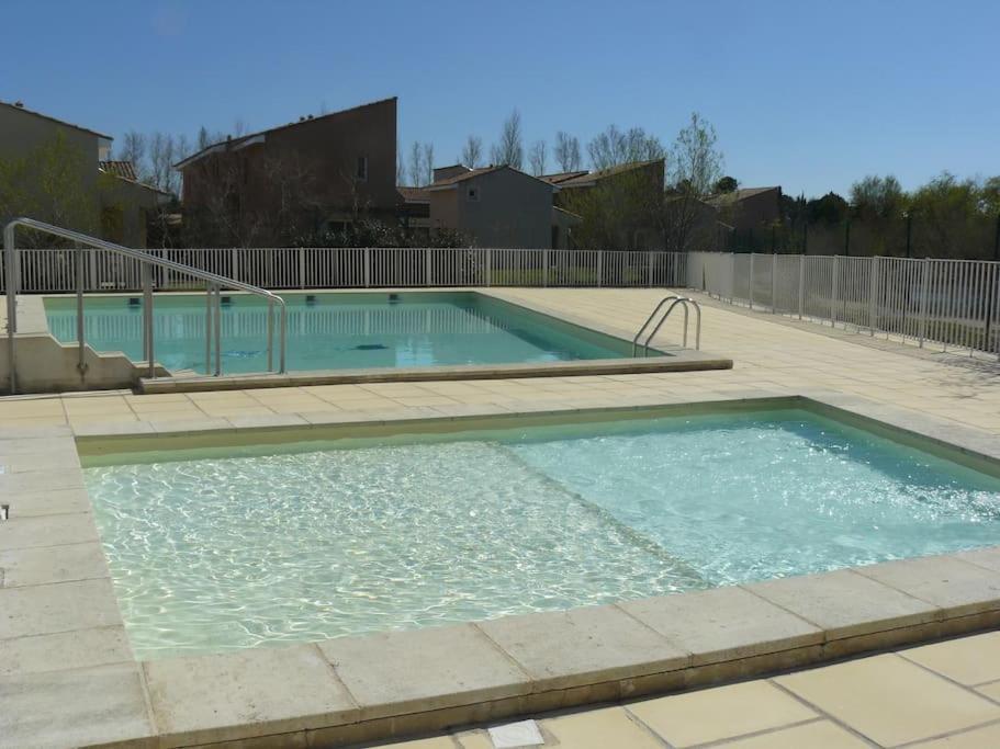 Le Petit Bonheur - Place Parking Privee - Clim - Terrasse - Piscine Partagee - Proche Parc Spirou Saint-Saturnin-lès-Avignon Exteriör bild